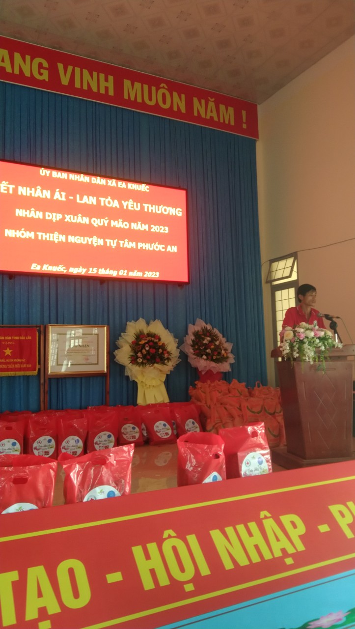 Trao quà chữ thập đỏ1 2